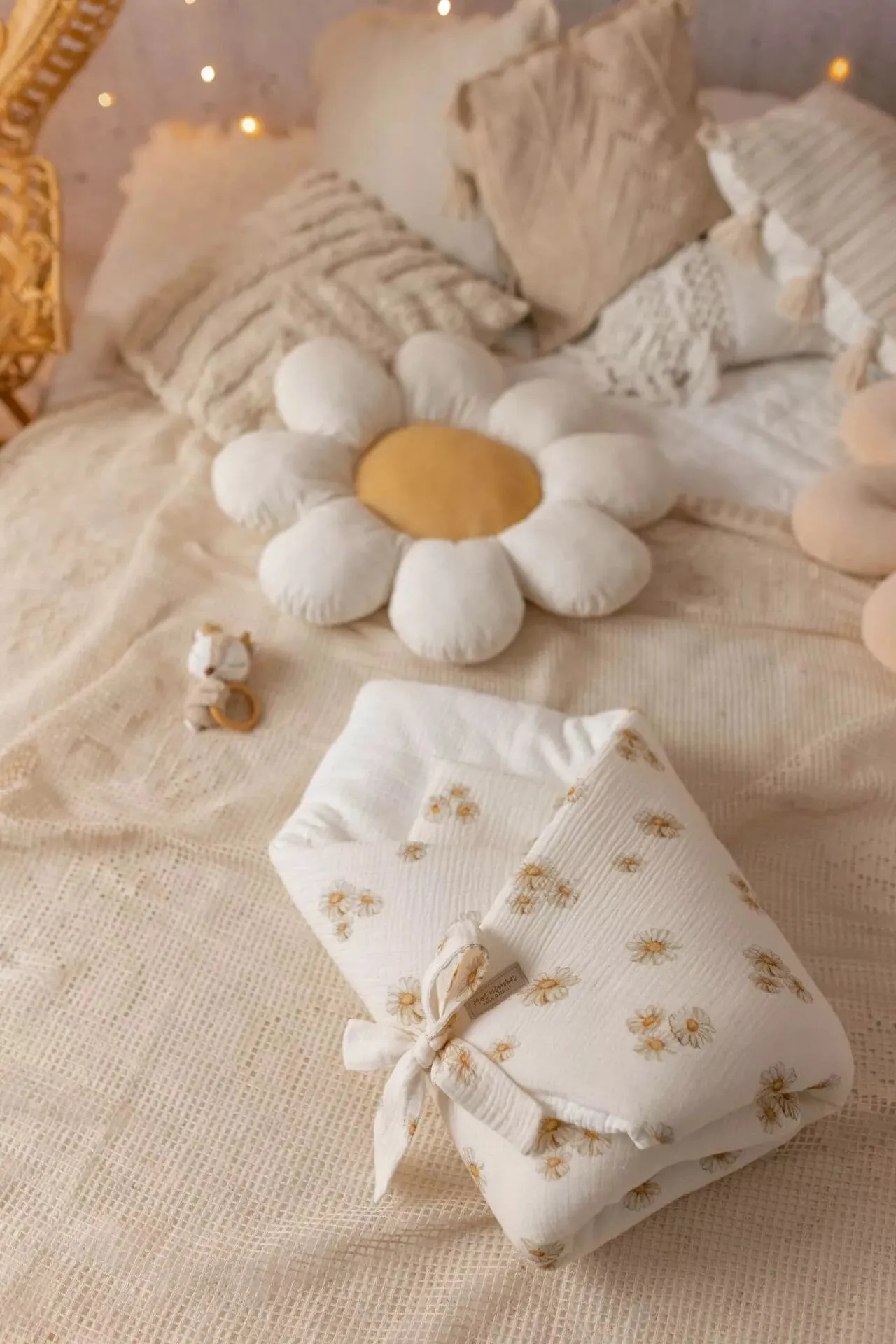 Newborn Baby Swaddle Blanket - 100% Muslin Cotton - Daisies
